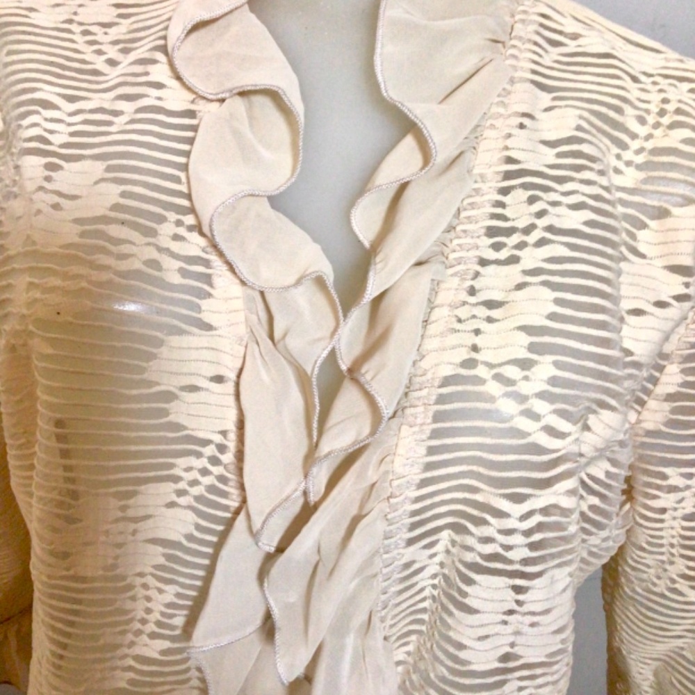 Pretty Lace Jacket Trimmed with Ruffles - Picture 4 of 4